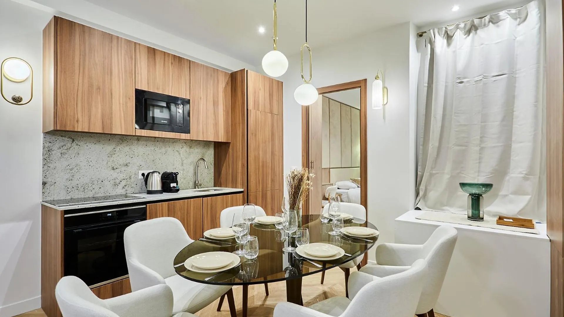 Superb Center Of By Prestige Apartment *